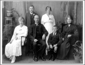 William Harper and his wife, Joanna, with their children, probably taken at their home at 103 Majoribanks St.  Children are (l-r) Joanne, Jim, Annie (Marjorie Mouat’s mother) and Bill